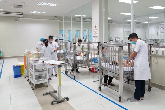 Các bác sĩ Bệnh viện Nhi Trung ương đã rất nỗ lực cứu chữa, nhưng bé trai bị suy đa tạng, ngộ độc thuốc và nhiễm khuẩn huyết đã không qua khỏi