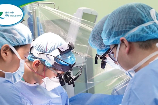 Bác sĩ phối hợp liên tuyến cứu cháu bé rơi vào "cửa tử" vì tai nạn giao thông