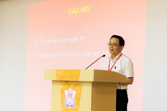 GS.TS. Tạ Thành Văn - Hiệu trưởng Trường Đại học Y Hà Nội 