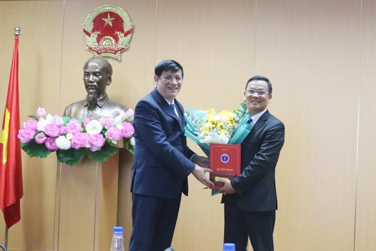 Bộ trưởng Bộ Y tế Nguyễn Thanh Long trao quyết định TS. Vương Ánh Dương là Phó Cục trưởng Cục quản lý Khám, chữa bệnh (ảnh: Lê Hảo)