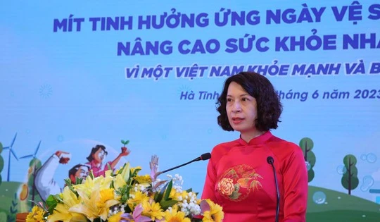 Thứ trưởng Bộ Y tế Nguyễn Thị Liên Hương phát biểu tại buổi mít tinh