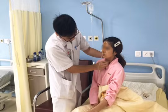 BS. Nguyễn Việt Hưng khám cho bệnh nhân sau khi lấy dị vật