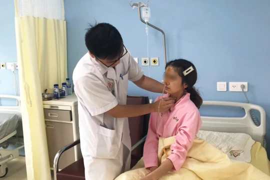 BS. Nguyễn Việt Hưng khám cho bệnh nhân sau khi lấy dị vật