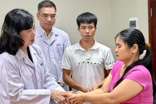 Thăm bé trai bị xe chèn qua người, Bộ trưởng Đào Hồng Lan động viên gia đình "hãy yên tâm"