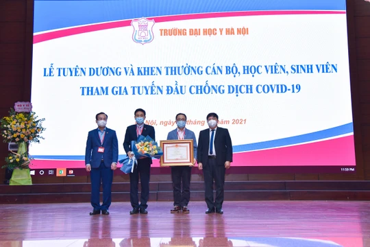 Lãnh đạo Trường Đại học Y Hà Nội đón nhận Bằng khen của Thủ tướng Chính phủ vì có thành tích xuất sắc trong phòng, chống dịch COVID-19