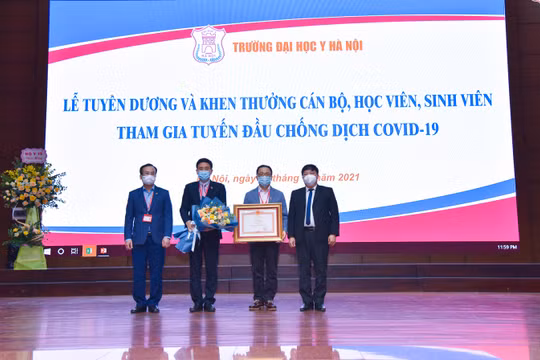 Lãnh đạo Trường Đại học Y Hà Nội đón nhận Bằng khen của Thủ tướng Chính phủ vì có thành tích xuất sắc trong phòng, chống dịch COVID-19