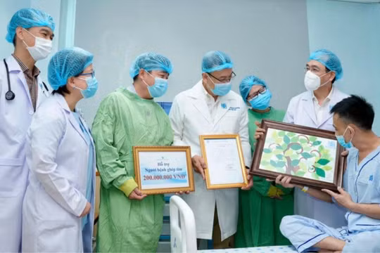 Người được ghép tim ở BV Đại học Y Dược TP.HCM ra viện: BV tặng 200 triệu đồng và món quà đặc biệt