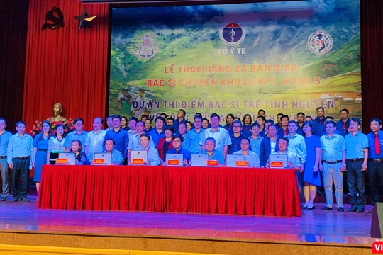 Bà Nguyễn Thúy Anh – Chủ nhiệm Ủy ban các Vấn đề Xã hội của Quốc hội, đại diện Bộ Y tế, Trường Đại học Y Hà Nội và các BV tại lễ bàn giao các bác sĩ trẻ tình nguyện về các vùng khó khăn