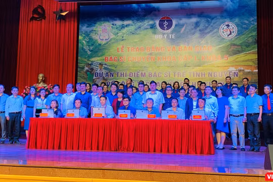 Bà Nguyễn Thúy Anh – Chủ nhiệm Ủy ban các Vấn đề Xã hội của Quốc hội, đại diện Bộ Y tế, Trường Đại học Y Hà Nội và các BV tại lễ bàn giao các bác sĩ trẻ tình nguyện về các vùng khó khăn