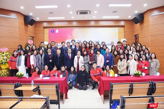 Thầy và trò Chương trình tiên tiến đào tạo điều dưỡng của Trường Đại học Y Hà Nội