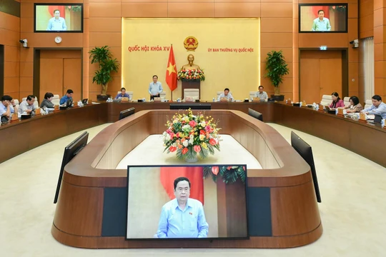 Ủy ban Thường vụ Quốc hội thảo luận về dự án Luật Khám bệnh, chữa bệnh (sửa đổi)