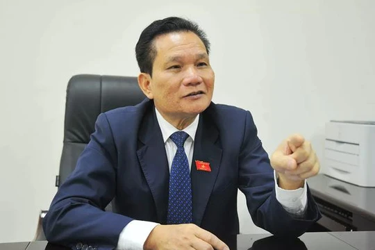 Ông Bùi Sĩ Lợi: Ngành y tế là ngành chăm lo cho sức khoẻ của người dân, bảo vệ tính mạng con người như lực lượng vũ trang bảo vệ nhân dân. Vậy tại sao ngành y tế không cho áp dụng phụ cấp 1,8 như lực lượng vũ trang?