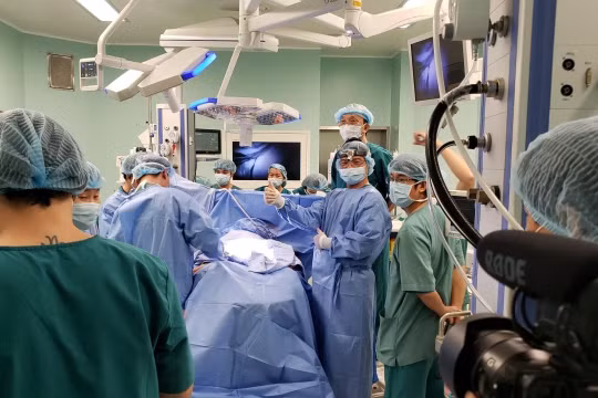Ca phẫu thuật tách 2 bé song sinh tại BV Nhi đồng TP.HCM (ảnh: BV Nhi đồng TP HCM)