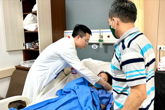  Các chức năng sống ổn định, nữ bác sĩ bị kính rơi vào người chuyển điều trị phục hồi chức năng