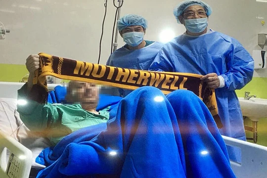 PGS.TS. Lương Ngọc Khuê - Cục trưởng Khám chữa bệnh (Bộ Y tế) thăm bệnh nhân 91 (ảnh: BVCC)