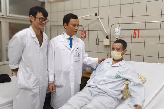 Các bác sĩ kiểm tra sức khỏe bệnh nhân trước khi xuất viện (ảnh: Mai Thanh)