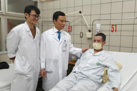 Các bác sĩ kiểm tra sức khỏe bệnh nhân trước khi xuất viện (ảnh: Mai Thanh)