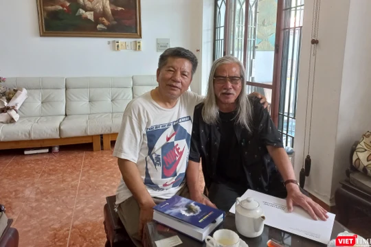 Nhà thơ Trần Mạnh Hảo (trái) và tác giả Xuân Ba