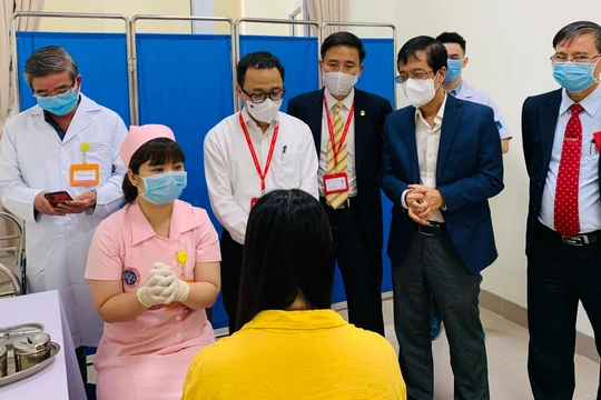 Thứ trưởng Bộ Y tế Trần Văn Thuấn, GS.TS. Tạ Thành Văn – Chủ tịch Hội đồng Trường Đại học Y Hà Nội và nhóm nghiên cứu gặp gỡ, động viên các tình nguyện viên trước giờ tiêm chính thức vacine COVIVAC (sáng nay 15/3).