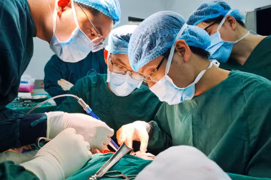 Cụ bà 78 tuổi hoại tử nửa vòng đầu vì biến chứng zona