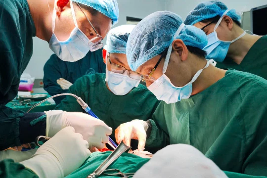 Cụ bà 78 tuổi hoại tử nửa vòng đầu vì biến chứng zona