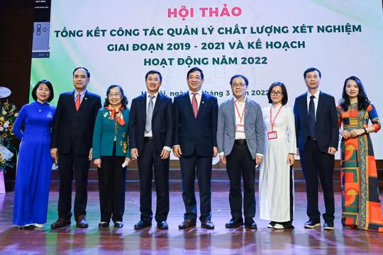 Lãnh đạo Bộ Y tế chúc mừng các thế hệ lãnh đạo Trung tâm Kiểm chuẩn chất lượng xét nghiệm y học Trường Đại học Y Hà Nội về những kết quả trong công tác chăm sóc sức khoẻ nhân dân