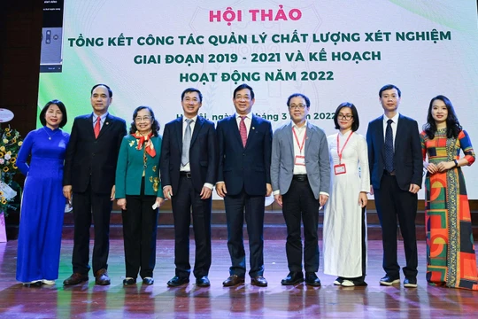 Lãnh đạo Bộ Y tế chúc mừng các thế hệ lãnh đạo Trung tâm Kiểm chuẩn chất lượng xét nghiệm y học Trường Đại học Y Hà Nội về những kết quả trong công tác chăm sóc sức khoẻ nhân dân