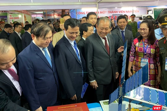 Phó Thủ tướng Trương Hòa Bình và GS. Phan Ngọc Minh -Phó Chủ tịch Viện Hàn lâm KH&CN Việt Nam cùng các đại biểu tham quan mô hình vệ tinh của Việt Nam sẽ phóng vào vũ trụ đầu năm 2020