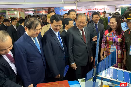Phó Thủ tướng Trương Hòa Bình và GS. Phan Ngọc Minh -Phó Chủ tịch Viện Hàn lâm KH&CN Việt Nam cùng các đại biểu tham quan mô hình vệ tinh của Việt Nam sẽ phóng vào vũ trụ đầu năm 2020