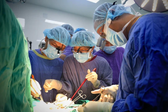 Bệnh nhân đầu tiên ở Việt Nam được ghép khí quản, đã nói được sau 2 năm mất tiếng