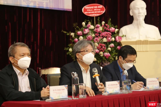 GS.TS. Trần Bình Giang - Giám đốc BV Hữu nghị Việt Đức, Phó trưởng Ban Chỉ đạo hội nghị (người ở giữa)- chủ trì cuộc họp báo