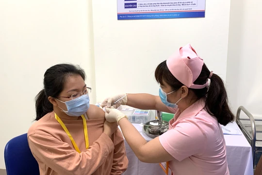 Tiêm thử nghiệm văc xin do Việt Nam sản xuất tại Trường Đại học Y Hà Nội