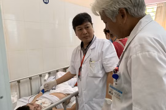 Các bác sĩ của Bệnh viện Việt Đức và Viên Sức khỏe tâm thần trao đổi về cách điều trị cho bệnh nhân vừa có hành vi đánh nhân viên y tế