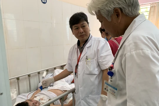 Các bác sĩ của Bệnh viện Việt Đức và Viên Sức khỏe tâm thần trao đổi về cách điều trị cho bệnh nhân vừa có hành vi đánh nhân viên y tế