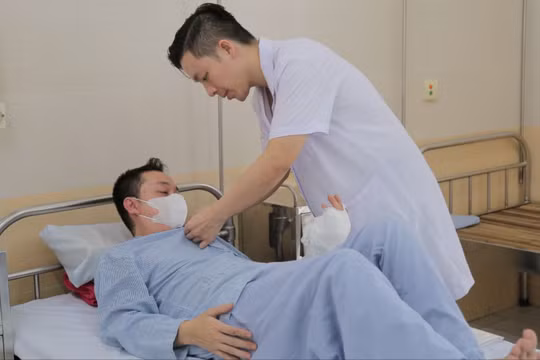  Suýt rụng ngón tay vì hoại tử nhiễm trùng nặng sau khi bị điện giật 