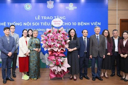 Gia đình GS Đào Văn Long tặng 10 hệ thống nội soi tiêu hóa cho 10 bệnh viện tuyến cơ sở