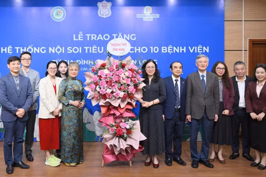 Gia đình GS Đào Văn Long tặng 10 hệ thống nội soi tiêu hóa cho 10 bệnh viện tuyến cơ sở