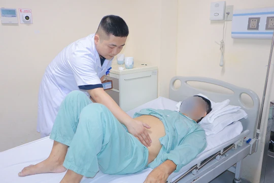 Ca mổ “3 trong 1” giúp người đàn ông 77 tuổi thoát cảnh bị bệnh hành hạ nhiều năm