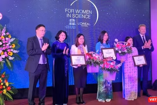 Phó Chủ tịch nước Đặng Thị Ngọc Thịnh và GS. Châu Văn Minh - Chủ tịch Viện Hàn lâm KHv&CN Việt Nam trao Giải thưởng L’Oreál – UNESCO "Vì sự phát triển phụ nữ trong khoa học" cho 3 nhà khoa học nữ xuất sắc năm 2019