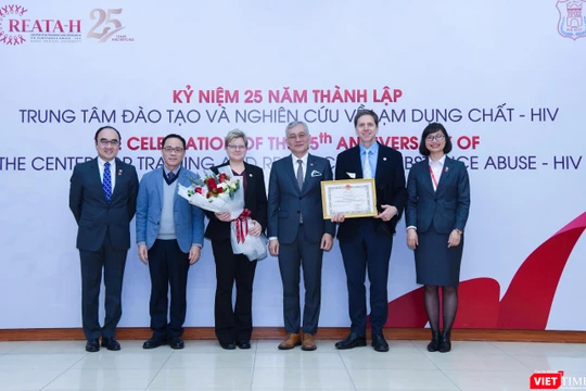 GS.TS. Tạ Thành Văn trao Bằng khen của Bộ Y tế cho Trung tâm vì những đóng góp trong việc cung cấp bằng chứng mở rộng điều trị nghiện thuốc phiện bằng thuốc buprenorphine ở Việt Nam