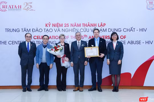 GS.TS. Tạ Thành Văn trao Bằng khen của Bộ Y tế cho Trung tâm vì những đóng góp trong việc cung cấp bằng chứng mở rộng điều trị nghiện thuốc phiện bằng thuốc buprenorphine ở Việt Nam