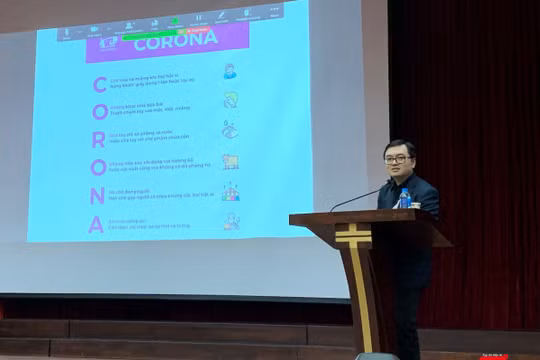 Bác sĩ Vũ Quốc Đạt - giảng viên Bộ môn Truyền nhiễm của Trường Đại học Y Hà Nội - cung cấp cho sinh viên các kiến thức khoa học về virus Corona