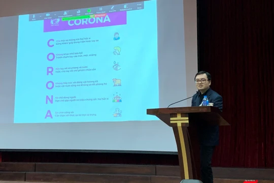 Bác sĩ Vũ Quốc Đạt - giảng viên Bộ môn Truyền nhiễm của Trường Đại học Y Hà Nội - cung cấp cho sinh viên các kiến thức khoa học về virus Corona