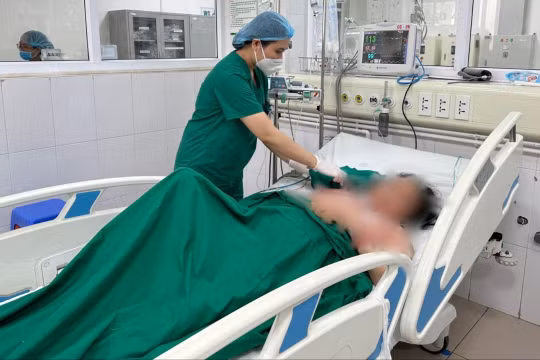 Một bệnh nhân nguy kịch chỉ vì ngạnh cá trê đâm vào tay