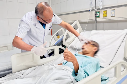 Kỳ tích y khoa hiếm gặp: 3 vi phẫu siêu tinh vi trong một ca cấp cứu