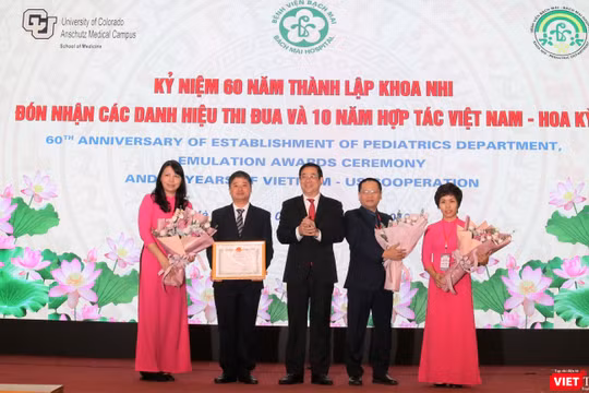 PGS.TS Lương Ngọc Khuê - Cục trưởng Cục Quản lý Khám chữa bệnh (Bộ Y tế) trao Bằng khen của Bộ Y tế cho tập thể lãnh đạo Khoa Nhi vì những thành tích trong chăm sóc sức khỏe nhân dân.