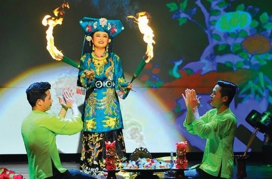 Một buổi Thực hành tín ngưỡng Thờ Mẫu Tam phủ của người Việt