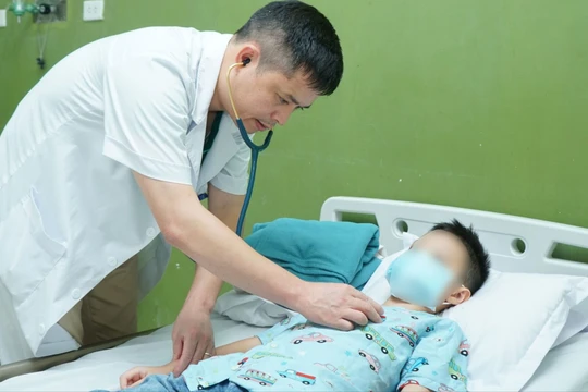 Thay van động mạch phổi qua da giúp trẻ bị tim bẩm sinh tránh phải cưa xương ức