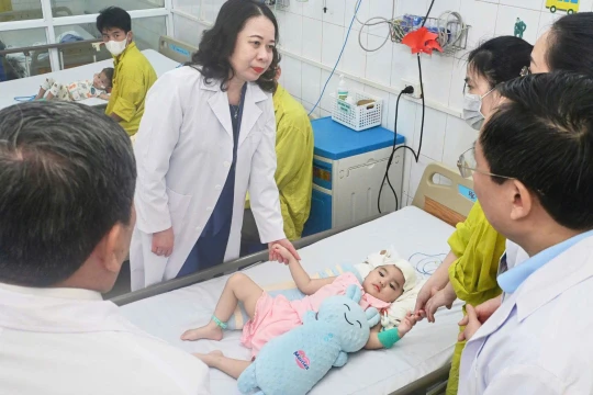 Phó Chủ tịch nước thăm và tặng quà bệnh nhi tại Bệnh viện Phổi Trung ương nhân dịp 1/6