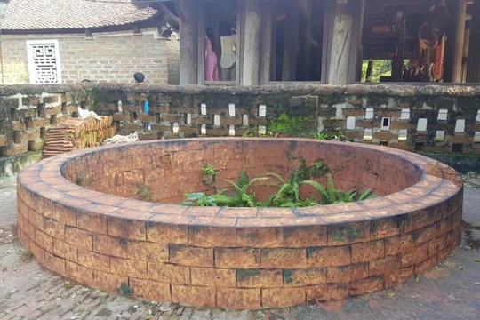 Giếng cổ Đường Lâm khi bị đoàn làm phim tô vẽ, làm mới. Ảnh: TTXVN 